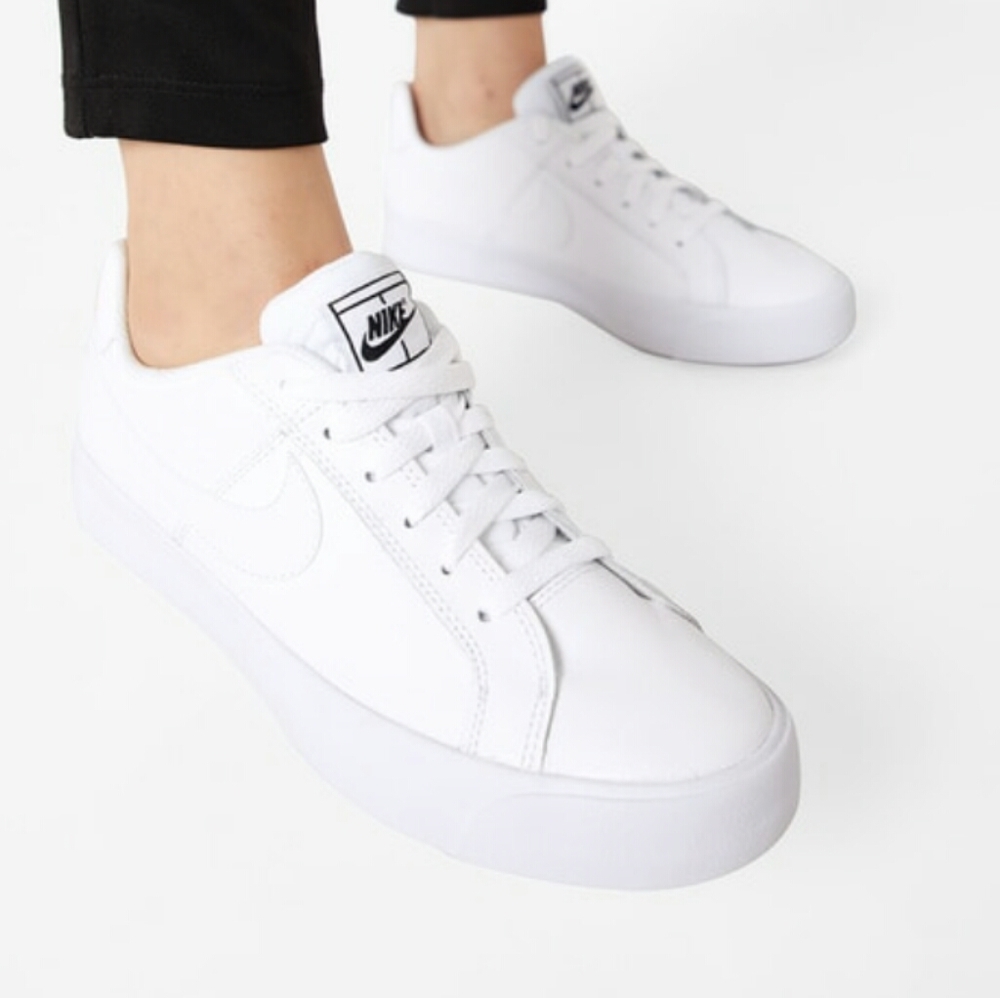 WOMANS NIKE COURT ROYAL